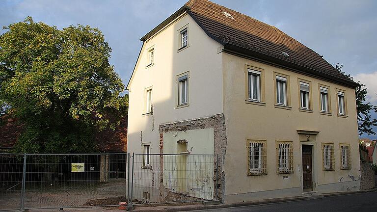 Vorher: Das Pfarrhaus St. Peter und Paul in Rimpar während der Sanierungsarbeiten im Jahr 2015. Es wurde 1721 errichtet und hat im Lauf der Zeit etliche Anbauten erhalten, die entfernt wurden. Auch im Inneren wurde einiges verändert. Vorher: Das Pfarrhaus St. Peter und Paul in Rimpar während der Sanierungsarbeiten im Jahr 2015. Es wurde 1721 errichtet und hat im Lauf der Zeit etliche Anbauten erhalten, die entfernt wurden. Auch im Inneren wurde einiges verändert.