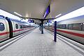 Fernzüge (ICE) an einem Bahnhof. Für Bahnkunden soll es bis Sommer spürbare Verbesserungen bei der Pünktlichkeit der Züge und beim Service geben.