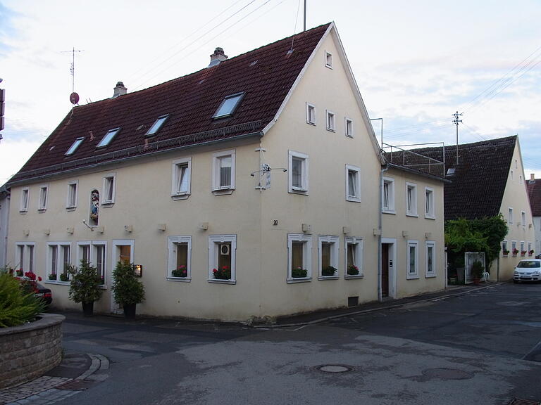Ende einer 112-jährigen Familientradition: An Silvester schließt das unter dem singenden Wirt Otto Kimmelmann bekannt gewordene Röttinger "Gasthaus zur Alm". Ende einer 112-jährigen Familientradition: An Silvester schließt das unter dem singenden Wirt Otto Kimmelmann bekannt gewordene Röttinger "Gasthaus zur Alm".