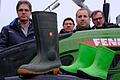 Bauernprotest mit herrenlosen Stiefeln gegen die Abschaffung der Agrardiesel-Subventionen. Im Bild (von links) Mathias Klöffel (Kreisobmann Rhön-Grabfeld), Anton Eckert (Landwirt Sulzfeld), Christian Eckert (Landwirt Sulzfeld), Edgar Thomas (Kreisobmann Bad Kissingen) auf dem Hof der Familie Eckert.