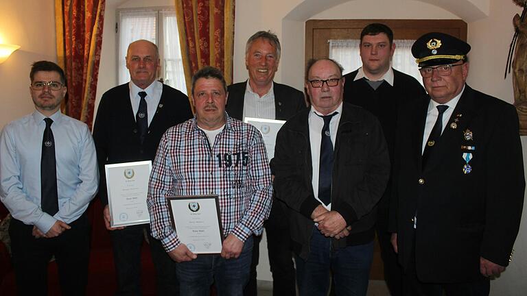 SK-Kreisvorsitzender Bernhard Kniewasser (rechts), Vereinsvorsitzender Stefan Adrio (daneben) und sein Stellvertreter Christian Förth (links) ehrten Werner Scheller für 40-jährige Treue zur Großlangheimer Soldatenkameradschaft, Heinz Rösner für 25 Jahre und Hermann Hadwiger für 50 Jahre Mitgliedschaft und ernannten Werner Adrio (Dritter von rechts) zum Ehrenvorsitzenden der Großlangheimer SK.