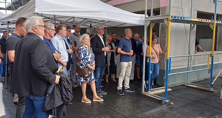 Alle beteiligten Handwerksbetriebe und zahlreiche Ehrengäste waren zusammengekommen, um das Richtfest in der Marie-Juchacz-Straße zu feiern. Alle beteiligten Handwerksbetriebe und zahlreiche Ehrengäste waren zusammengekommen, um das Richtfest in der Marie-Juchacz-Straße zu feiern.