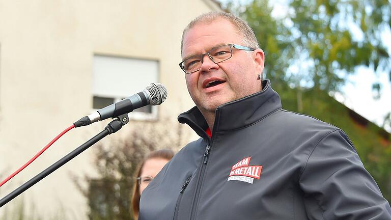 Preh-Betriebsratsvorsitzender Daniel Rossmann forderte vom Arbeitgeber Brückenlösungen statt Entlassungen von Mitarbeitenden. Preh-Betriebsratsvorsitzender Daniel Rossmann forderte vom Arbeitgeber Brückenlösungen statt Entlassungen von Mitarbeitenden.