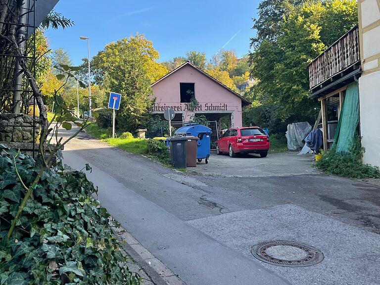 In diesem Taleinschnitt soll das Naturparkzentrum entstehen. Die Schreinerei soll abgerissen werden. In diesem Taleinschnitt soll das Naturparkzentrum entstehen. Die Schreinerei soll abgerissen werden. 