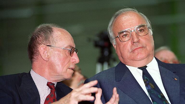 Edzard Reuter - Edzard Reuter, ehemaliger Vorstandsvorsitzender der Daimler-Benz AG, ist am 27. Oktober 2024 im Alter von 96 Jahren in Stuttgart gestorben - hier mit dem damaligen Bundeskanzler Helmut Kohl. Edzard Reuter - Edzard Reuter, ehemaliger Vorstandsvorsitzender der Daimler-Benz AG, ist am 27. Oktober 2024 im Alter von 96 Jahren in Stuttgart gestorben - hier mit dem damaligen Bundeskanzler Helmut Kohl.