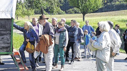 Shuttleservice: Einstieg in den Planwagen zur Reußenburg.