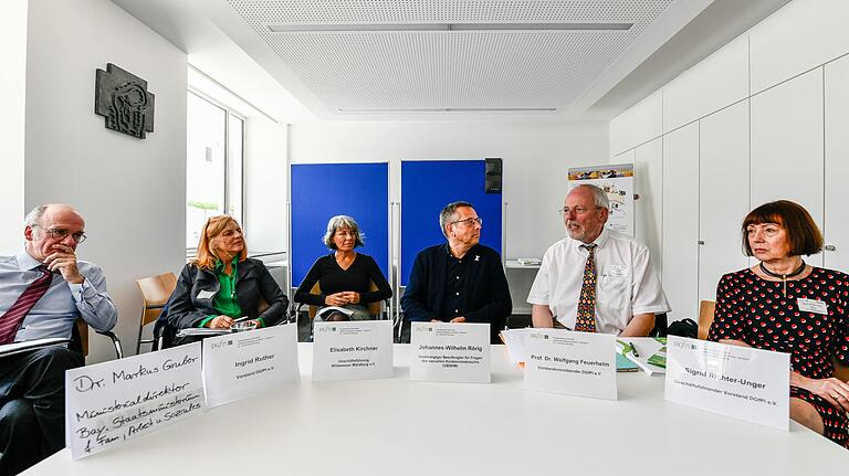 Beim Pressegespräch: Laut DGfPI-Vorstand Wolfgang Feuerhelm (Zweiter von rechts) sind beim Thema Kinderschutz die Aufgaben noch nicht erledigt. Beim Pressegespräch: Laut DGfPI-Vorstand Wolfgang Feuerhelm (Zweiter von rechts) sind beim Thema Kinderschutz die Aufgaben noch nicht erledigt.