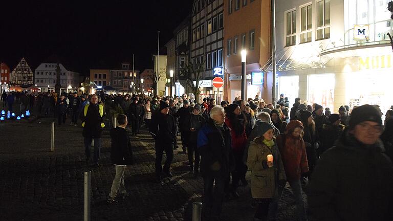 Die Kundgebung der Corona-Kritikerinnen- und Kritiker an diesem Montag wird auf Gegenwind stoßen. Die Partei die Linke lädt ab 18 Uhr zur Gegendemonstration auf dem Marktplatz (Archivbild) ein.