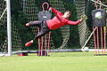 Flugstunde: Kickers-Keeper Marc Richter beim Training in Amberg.