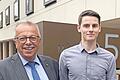 Stellvertretender Landrat Emil Müller (links) gratuliert Jan-Philipp Ebert. Der 28-Jährige hat am Tag der offenen Tür im Dienstgebäude am Berliner Platz den Kisssalis-Gutschein gewonnen.       -  Stellvertretender Landrat Emil Müller (links) gratuliert Jan-Philipp Ebert. Der 28-Jährige hat am Tag der offenen Tür im Dienstgebäude am Berliner Platz den Kisssalis-Gutschein gewonnen.