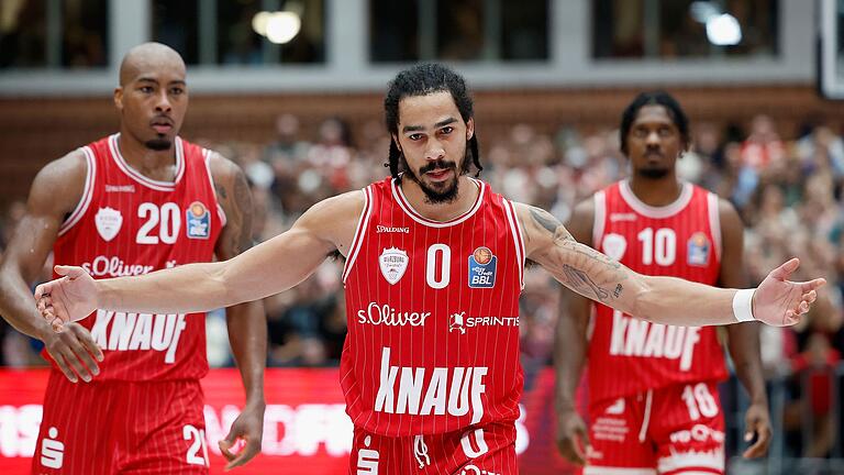 Otis Livingston (Mitte) führte die Würzburg Baskets beinahe zum Überraschungserfolg gegen ratiopharm Ulm und zog seine Teamkollegen Javon Bess (links) und Darius Perry (rechts) mit. Otis Livingston (Mitte) führte die Würzburg Baskets beinahe zum Überraschungserfolg gegen ratiopharm Ulm und zog seine Teamkollegen Javon Bess (links) und Darius Perry (rechts) mit. 
