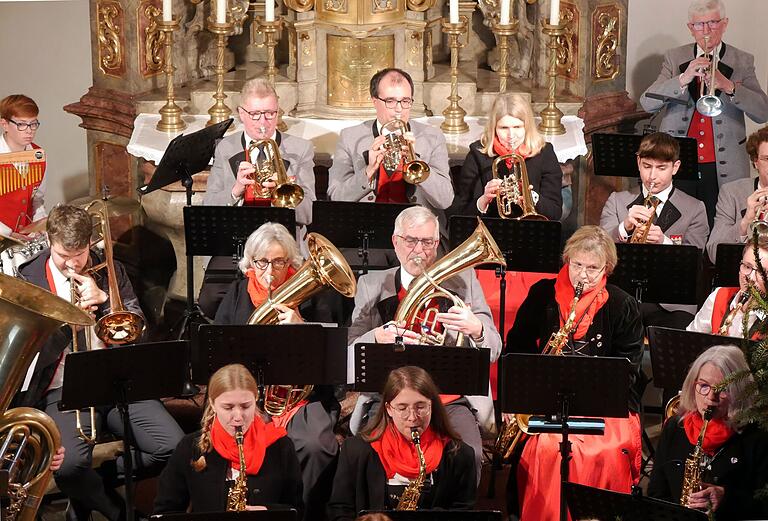 Ein Konzert mit modernen, klassischen und festlichen Weihnachtsliedern spielte die Musikkapelle Hausen bei ihrem Weihnachtskonzert. Ein Konzert mit modernen, klassischen und festlichen Weihnachtsliedern spielte die Musikkapelle Hausen bei ihrem Weihnachtskonzert.