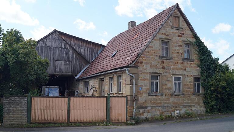 So zeigte sich das Steinhaus in Ebertshausen samt überdimensionierter Scheune vor seiner Sanierung. So zeigte sich das Steinhaus in Ebertshausen samt überdimensionierter Scheune vor seiner Sanierung.