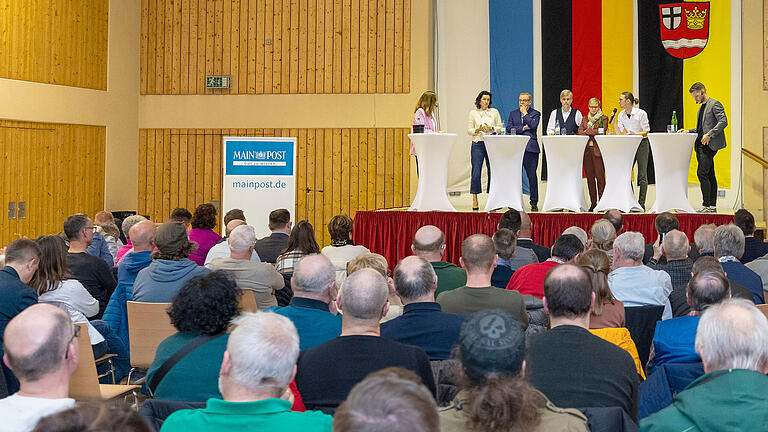 Bundestagswahl 2025, Das war die Podiumsdiskussion in Schondra       -  24.01.2025, Bundestagswahl 2025, Das war die Podiumsdiskussion in Schondra

v.l.: Moderatorin Julia Back (Main-Post, Redaktionsleiterin Röhn), Dorothee Bär (CSU), Karl Graf Stauffenberg (FDP), Christian Ruser (Bündnis 90/ Die Grünen), Sabine Dittmar (SPD), Florian Beck (Linke) und Simon Snaschel (Main-Post, stellvertretender Redaktionsleiter Röhn)
