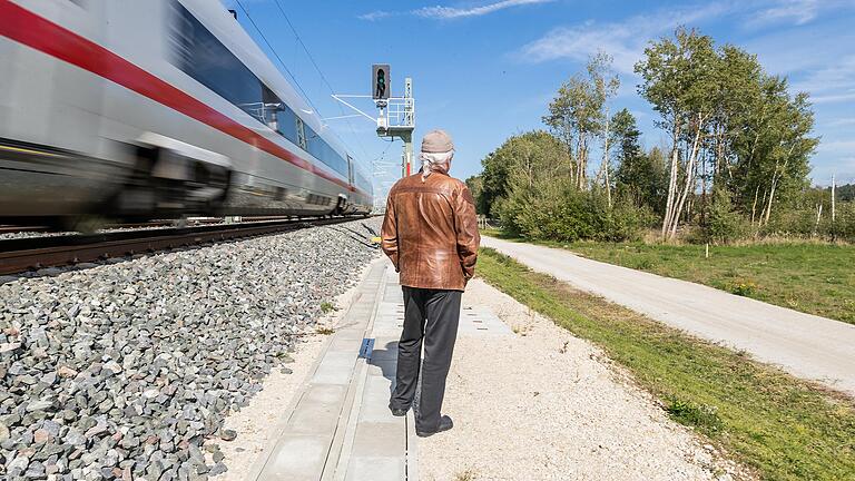 Über dieses Grundstück von Michael Dorsch im Landkreis Bamberg fahren jetzt Züge. Doch der Boden unter den Gleisen gehört immer noch dem Unterfranken und weiteren Erben. Über dieses Grundstück von Michael Dorsch im Landkreis Bamberg fahren jetzt Züge. Doch der Boden unter den Gleisen gehört immer noch dem Unterfranken und weiteren Erben.