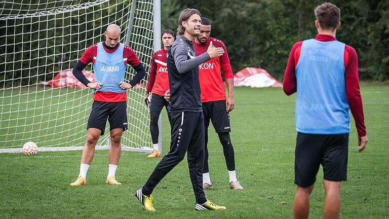 Der Neue bei der Arbeit: Martin Lanig während seiner ersten Trainingseinheit mit dem Team der Würzburger Kickers. Der Neue bei der Arbeit: Martin Lanig während seiner ersten Trainingseinheit mit dem Team der Würzburger Kickers. 