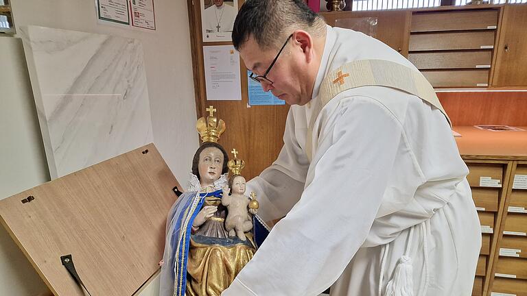 In einer Holzkiste, sicher verwahrt in einem Tresor, überwintert das Gnadenbild des Maria Ehrenbergs.       -  In einer Holzkiste, sicher verwahrt in einem Tresor, überwintert das Gnadenbild des Maria Ehrenbergs.