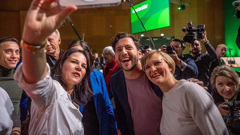Bundesdelegiertenkonferenz der Grünen - Die beiden neuen Grünen-Chefs und Außenministerin Baerbock beim Selfie. Bundesdelegiertenkonferenz der Grünen - Die beiden neuen Grünen-Chefs und Außenministerin Baerbock beim Selfie.