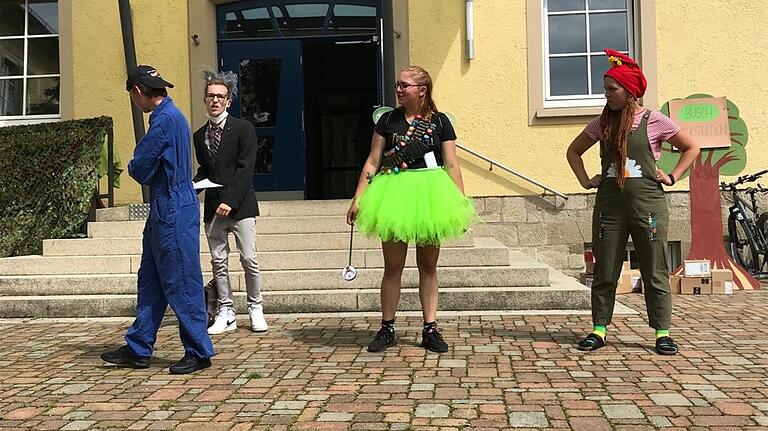Die Zwerge Dings (Vanessa Jakowlew, links) und Bums (Maria Breuer, rechts) müssten eigentlich in häuslicher Isolation sein. Grund genug, für Herrn Wolf (Fabian Wirth, Mitte) ihnen ein saftiges Bußgeld auszustellen und für Fee Trinkerbell (Lea Hemmerich) einzuschreiten. Die Zwerge Dings (Vanessa Jakowlew, links) und Bums (Maria Breuer, rechts) müssten eigentlich in häuslicher Isolation sein. Grund genug, für Herrn Wolf (Fabian Wirth, Mitte) ihnen ein saftiges Bußgeld auszustellen und für Fee Trinkerbell (Lea Hemmerich) einzuschreiten.