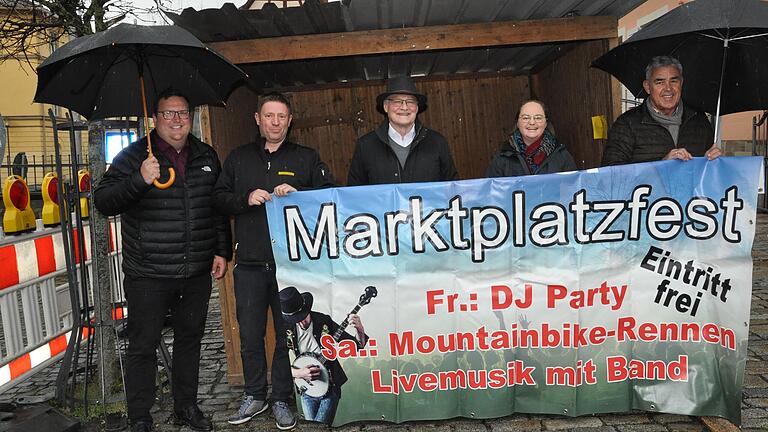 Zwei Maifeste wird es in Hofheim wieder geben Im Bild die Protagonisten der beiden Maifeste (von links) Alexander Bergmann (HSV), Daniel Fischer (JUZ), Bürgermeister Wolfgang Borst, Nadine Kneuer (Spielmannszug) und Michael Greb (Haßbergritt).