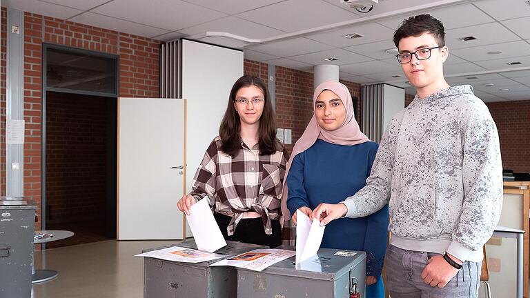 Die Schülerinnen und Schüler der Walther-Rathenau-Schulen werben mit ihrer Aktion für die Herabsenkung des Wahlalters. Im Bild (von links) Stella Hümmer (16), Amira Akrah (18) und Joannes Steger (16) aus der Klasse G11. Die Schülerinnen und Schüler der Walther-Rathenau-Schulen werben mit ihrer Aktion für die Herabsenkung des Wahlalters. Im Bild (von links) Stella Hümmer (16), Amira Akrah (18) und Joannes Steger (16) aus der Klasse G11.