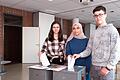 Die Schülerinnen und Schüler der Walther-Rathenau-Schulen werben mit ihrer Aktion für die Herabsenkung des Wahlalters. Im Bild (von links) Stella Hümmer (16), Amira Akrah (18) und Joannes Steger (16) aus der Klasse G11.