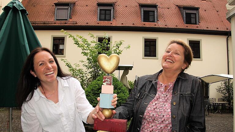 Zwischen Tanja Kraev und ihrer Vorgängerin Petra Dlugosch stimmt die Chemie. Ohne Petra Dlugoschs persönlichen Einsatz gäbe es das Mehrgenerationenhaus St. Elisabeth wahrscheinlich gar nicht. Sie hat sich mit viel Leidenschaft und Eigeninitiative dafür eingesetzt, dass es vor 15 Jahren eröffnen konnte. Zwischen Tanja Kraev und ihrer Vorgängerin Petra Dlugosch stimmt die Chemie. Ohne Petra Dlugoschs persönlichen Einsatz gäbe es das Mehrgenerationenhaus St. Elisabeth wahrscheinlich gar nicht. Sie hat sich mit viel Leidenschaft und Eigeninitiative dafür eingesetzt, dass es vor 15 Jahren eröffnen konnte. 
