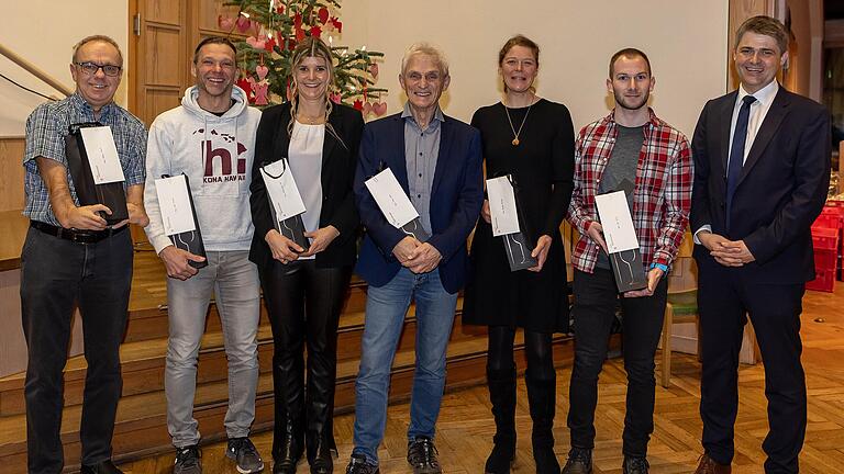 Mellrichstadts Bürgermeister Michael Kraus (rechts) zeichnete die erfolgreichen Sportler (von links) Stephan Schmid, Klaus Arnold, Anna-Lena Klee, Dieter Bach, Daniela Mültner und Jan Eyring aus. Mellrichstadts Bürgermeister Michael Kraus (rechts) zeichnete die erfolgreichen Sportler (von links) Stephan Schmid, Klaus Arnold, Anna-Lena Klee, Dieter Bach, Daniela Mültner und Jan Eyring aus.