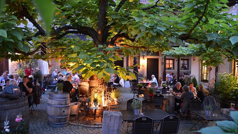 Der Biergarten des 'Storch' in Prichsenstadt wirbt mit viel Gemütlichkeit.