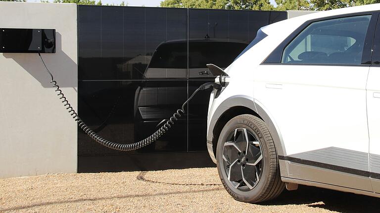 Elektro-Autos dürfen ab April in Kitzingen auf öffentlichen Parkplätzen zwei Stunden pro Tag kostenlos parken. Elektro-Autos dürfen ab April in Kitzingen auf öffentlichen Parkplätzen zwei Stunden pro Tag kostenlos parken. 