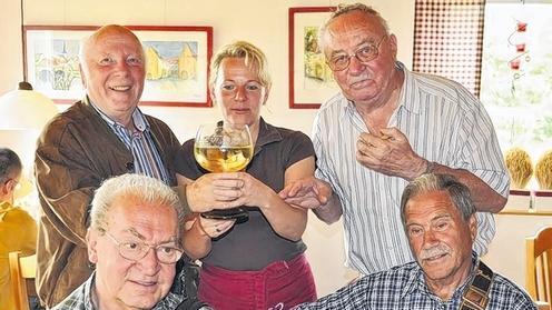 Musik wie sie in den 60er Jahren beim „Schoppen-Franz“ gespielt wurde, dazu der „Bembel“ mit Wein aus dem eigenen Weinberg, so feierten die Freunde des „Schoppen-Franz“, dass das beliebte Ausflugslokal durch die Übernahme vor zehn Jahren weiterbestehen konnte. Das Bild zeigt (von links, vorne) Sepp Geßner und Roland Reubelt, (dahinter) Lothar Münch, Sabine Fink und Franz Schubert. Musik wie sie in den 60er Jahren beim „Schoppen-Franz“ gespielt wurde, dazu der „Bembel“ mit Wein aus dem eigenen Weinberg, so feierten die Freunde des „Schoppen-Franz“, dass das beliebte Ausflugslokal durch die Übernahme vor zehn Jahren weiterbestehen konnte. Das Bild zeigt (von links, vorne) Sepp Geßner und Roland Reubelt, (dahinter) Lothar Münch, Sabine Fink und Franz Schubert.