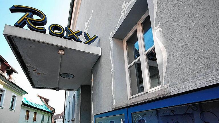 Das Kitzinger Roxy-Kino: Ein Förderverein will das seit 2007 verwaiste Haus als Programmkino wiederbeleben. Möglich machen soll das eine Genossenschaft, die am 22. September gegründet werden soll. Drei Tage später zeigt das Kino den ersten von vier Sahara-Filmen, die als Sonderveranstaltungen vor dem notwendigen Umbau des Hauses genehmigt wurden.