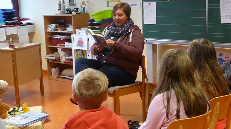 Kerstin Schreck liest den Kindern der Grundschule Karbach-Birkenfeld vor.