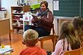 Kerstin Schreck liest den Kindern der Grundschule Karbach-Birkenfeld vor.