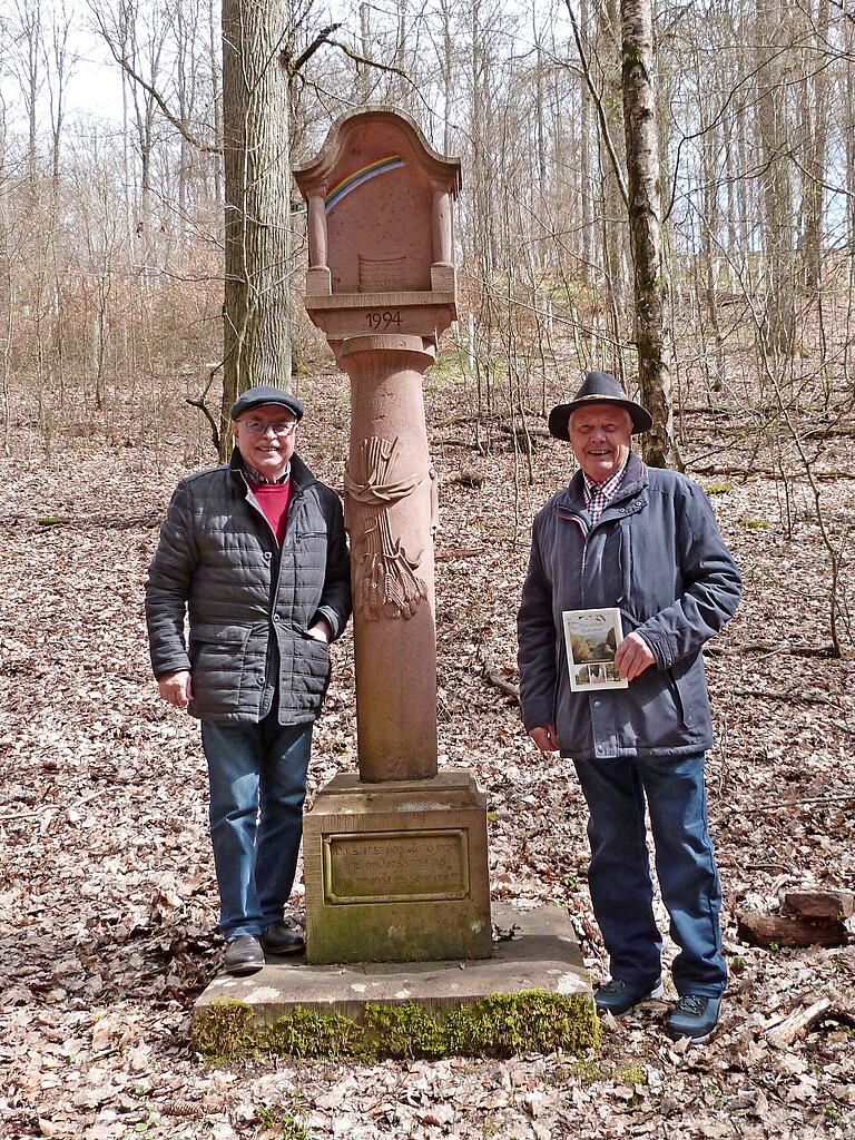 Symbol für die Bewahrung der Schöpfung ist der Bildstock, den die AGH 1994 in der Nähe des Weilers Einsiedel im Hafenlohrtal aufstellen ließ. Das Bild zeigt Sebastian Schönauer (links) und Oskar Amrhein. Symbol für die Bewahrung der Schöpfung ist der Bildstock, den die AGH 1994 in der Nähe des Weilers Einsiedel im Hafenlohrtal aufstellen ließ. Das Bild zeigt Sebastian Schönauer (links) und Oskar Amrhein.