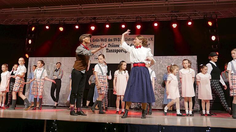 Die Tanzsportabteilung aus Grettstadt entführte in die Welt des Musicals Mary Poppins. Wunderbare Kostüme und immer wieder wechselnde Bühnenbilder begeisterte die Zuschauer.