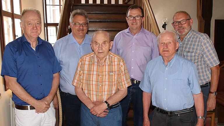 40 Jahre Feldgeschworene sind Walter Wohlfahrt (3. v.l. vorn) und Konrad Geiling (rechts daneben). Links Bürgermeister Helmut Blank, daneben im Hintergrund v.l.n.r. Vermessungsdirektor Albert Köder, Vize-Kreisobmann Arno Schlembach und Kreisobmann Josef  Reichert. Foto: Britz       -  40 Jahre Feldgeschworene sind Walter Wohlfahrt (3. v.l. vorn) und Konrad Geiling (rechts daneben). Links Bürgermeister Helmut Blank, daneben im Hintergrund v.l.n.r. Vermessungsdirektor Albert Köder, Vize-Kreisobmann Arno Schlembach und Kreisobmann Josef  Reichert. Foto: Britz