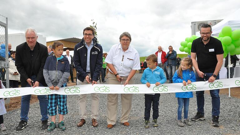 Sie weihten den Bürgersolarpark in Reckertshausen offiziell ein: Erwachsene v.l.: Konrad Estermaier und Pascal Lang von der Betreibergesellschaft Egis, Dritte Bürgermeisterin Julitta Ott und Christoph Strasser (Egis) mit Reckertshäuser Kindern.