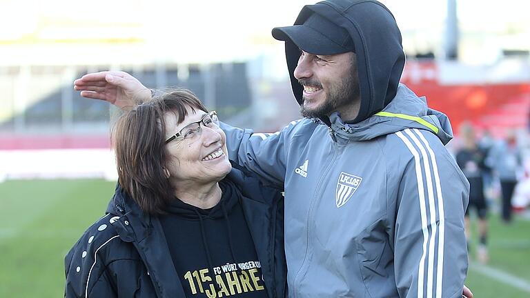 Der Mensch Adam Jabiri schaut auch über den Tellerrand des Fußball-Tagesgeschäfts: Wie hier als Co-Trainer des FC 05 Schweinfurt im Gespräch mit Kickers-Teambetreuerin Rosi Orner.