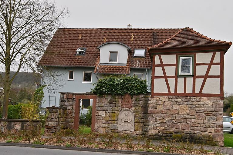 Die Spitze des Fachwerkturms zierte einst die Stadtmauer aus dem 17. Jahrhundert und wurde beim Ausbau der Oberlaudaer Straße etwa 20 Meter versetzt.