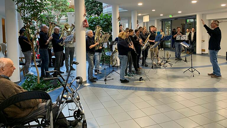 Die Dorfmusikanten bei ihrem Standkonzert im Altenservicezentrum.