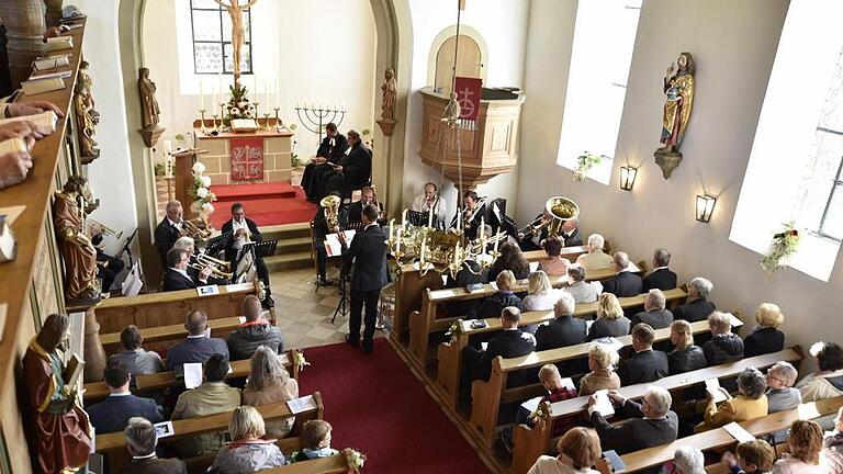 Es war ein Freudentag für viele Christen in Holzhausen und darüber hinaus: Mit einem festlichen Gottesdienst im voll besetzten Gotteshaus wurde die Heilig-Kreuz-Kirche in Holzhausen eingeweiht.