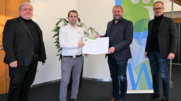 Landrat Thomas Eberth (Zweiter von rechts) überreichte mit Michael Dröse, Leiter der Kreisentwicklung (rechts), die Teilnahmeurkunde zum Umwelt- und Klimapakt Bayern an Fabian Hammer, Chef der Firma Hammer Fußbodentechnik (Zweiter von links). Auch Winterhausens zweiter Bürgermeister Matthias Wieser gratulierte.