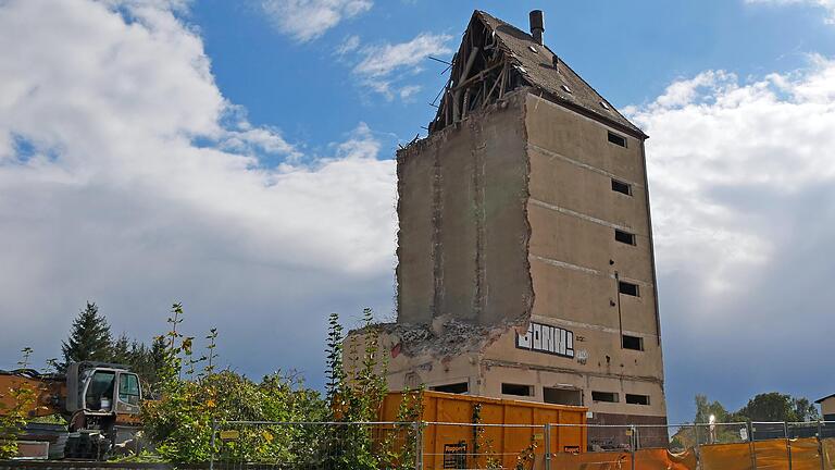 Bald ist es nur noch eine Erinnerung: Die ehemaligen BayWa-Gebäude in Bergtheim werden abgerissen.