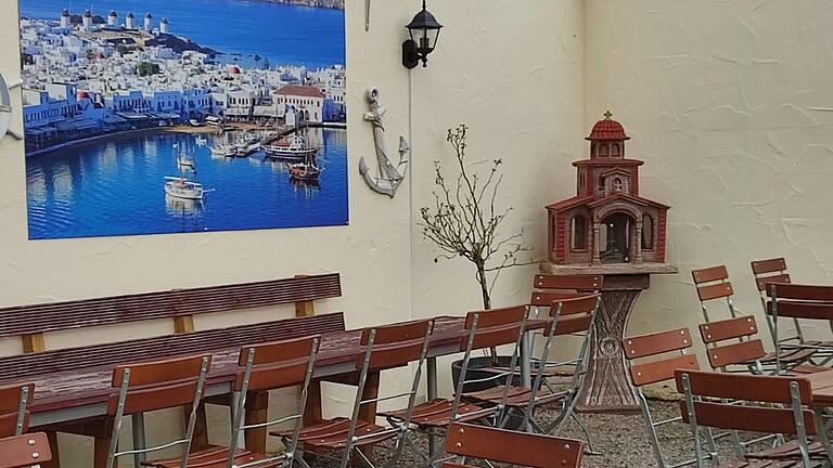 Im Biergarten der Brückenschänke Wülfershausen können Gäste in Erinnerungen an den letzten Griechenland-Urlaub schwelgen.