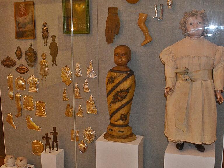 Eventuell vom Kreuzberg in der Rhön stammen Motivgaben, die in einer Vitrine in ehemaligen Diözesanmuseum Astheim noch zu finden sind. Eventuell vom Kreuzberg in der Rhön stammen Motivgaben, die in einer Vitrine in ehemaligen Diözesanmuseum Astheim noch zu finden sind.