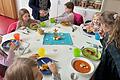 Achtklässler verwöhnen Grundschüler mit kulinarischen Köstlichkeiten.