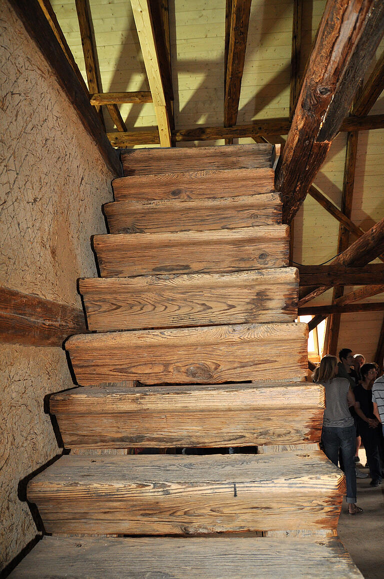 Diese alte Treppe aus dem Fundus des Architekten führt unters Dach der künftigen Büroräume. Foto: Wilma Wolf