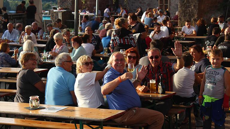 Die Besucher genossen den Blick auf Gemünden und den Wein.