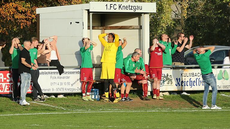 Fassungslosigkeit auf der Bank des FC Knetzgau nach einer vergebenen Großchance im ersten Durchgang.